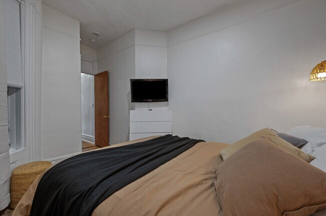 Building Photo - 104 W 83rd St