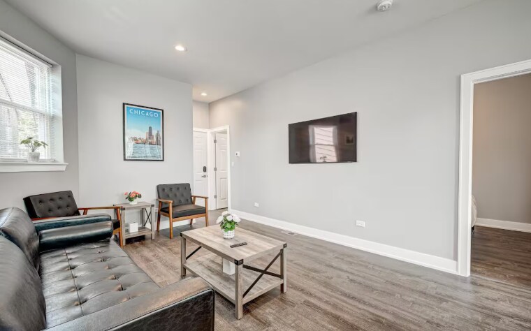 Living room - 2433 S Oakley Ave