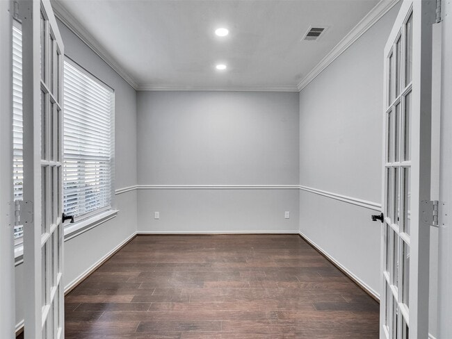 Building Photo - 114 N Hawkhurst Cir