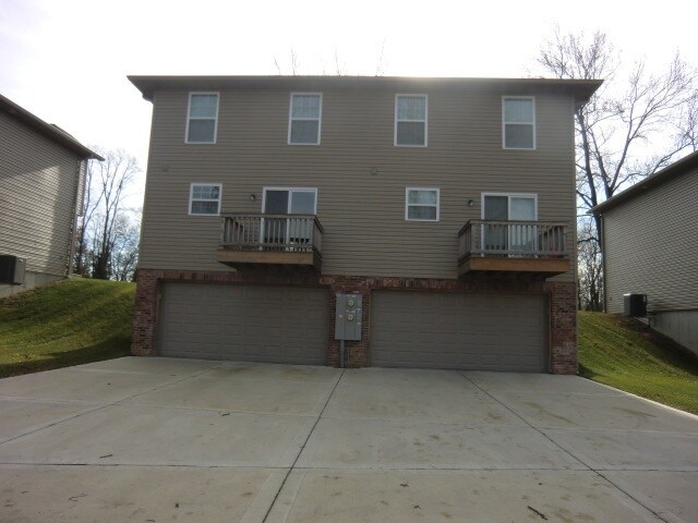 Building Photo - 1419 Village Circle Dr