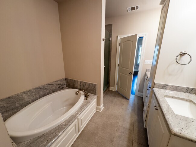 Building Photo - 2167 Shadowbrook Dr