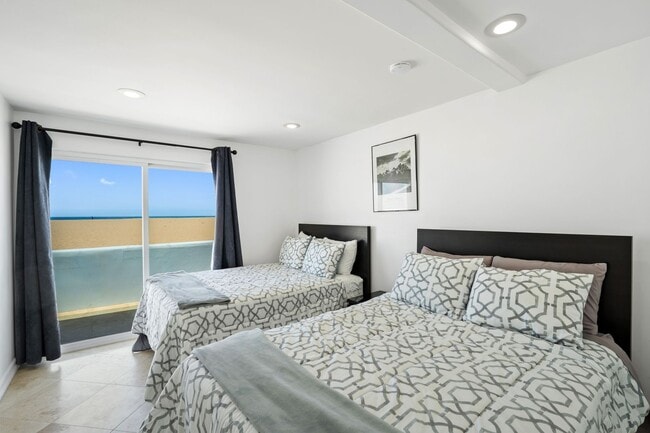 Building Photo - 3525 Ocean Dr