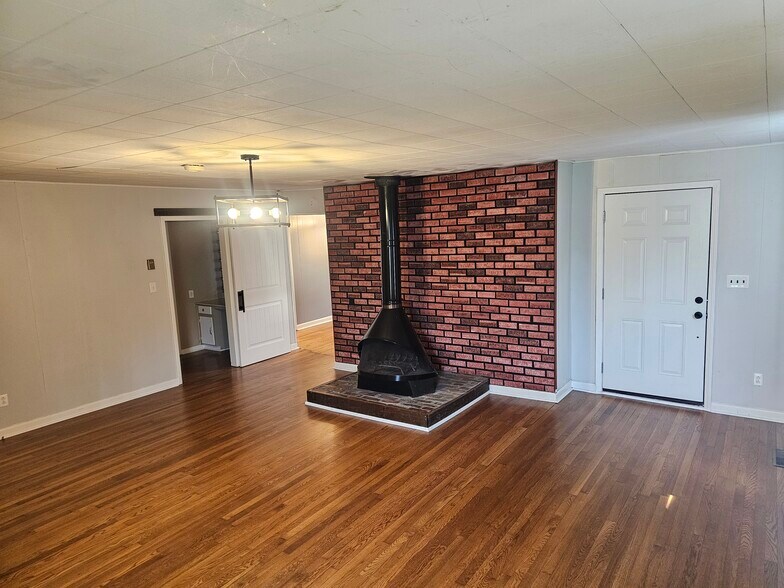 Building Photo - 1927 Lone Oak Rd