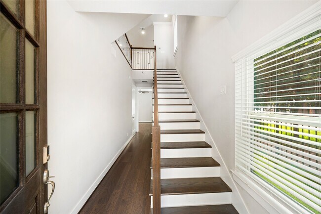 Building Photo - 420 W 28th St