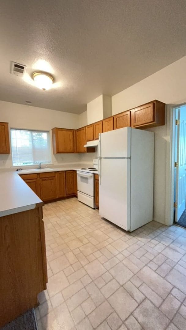 Building Photo - 3 Bedroom 2 Bath Downstairs Apartment