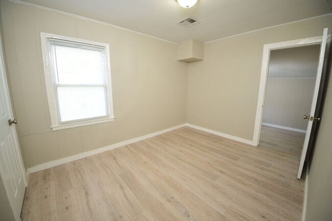 Building Photo - 424 S 73rd E Ave