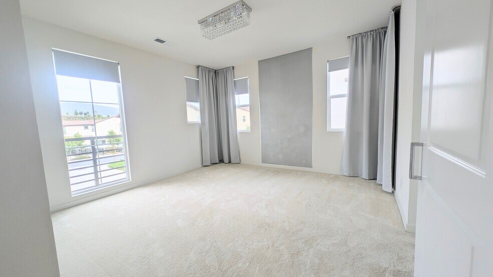 Building Photo - 450 Clubhouse Dr