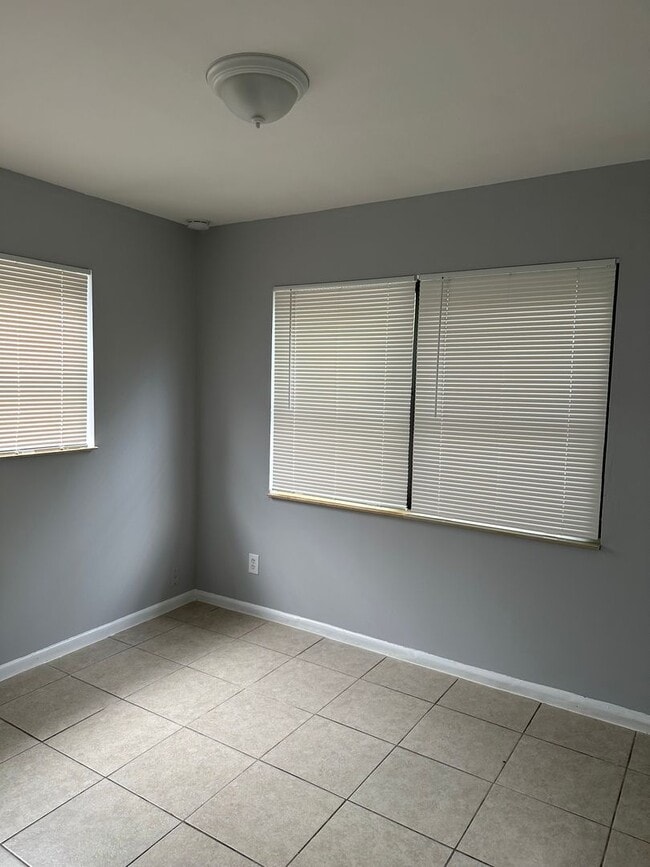 Building Photo - 5/2 Home For Rent