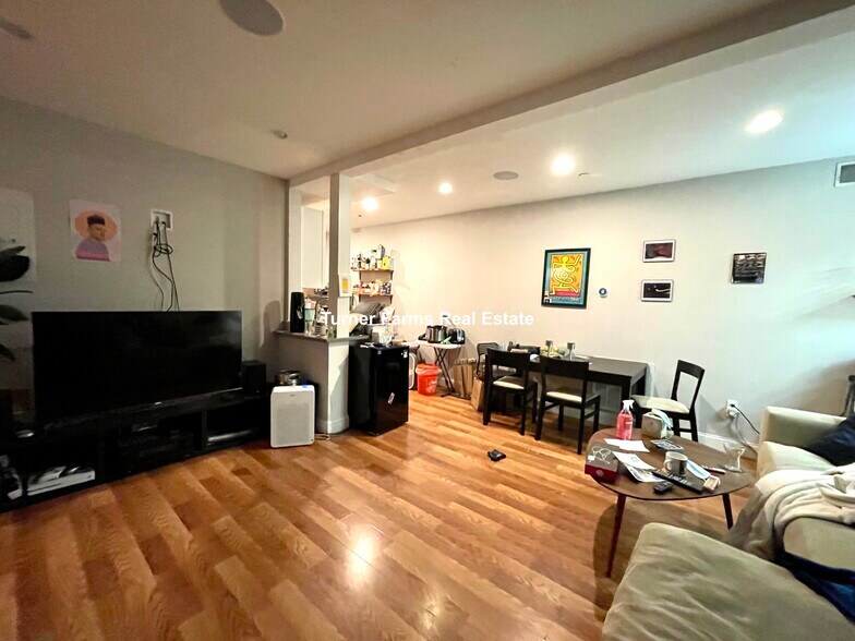 Building Photo - 721 Parker St