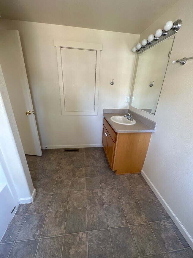 Building Photo - cle11