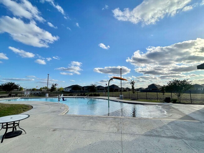 Building Photo - Beautiful 4 bedroom, 2 bath in NBTX