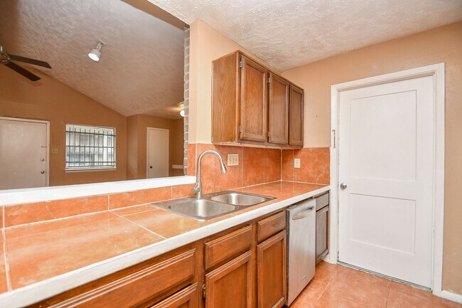 Building Photo - Nice duplex is back on the market
