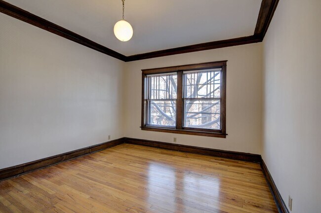 Building Photo - 1336 W Waveland Ave