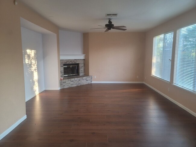 Building Photo - Located in a great neighborhood 5Bdm 3Ba Home With 2 Car Garage