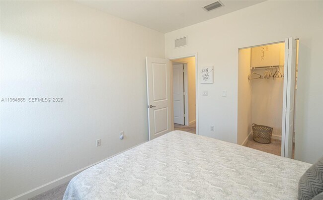 Building Photo - 139 NE 27th Terrace