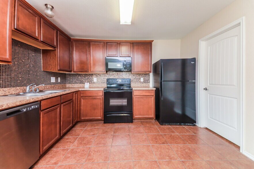 Building Photo - 2033 Club Oak Dr