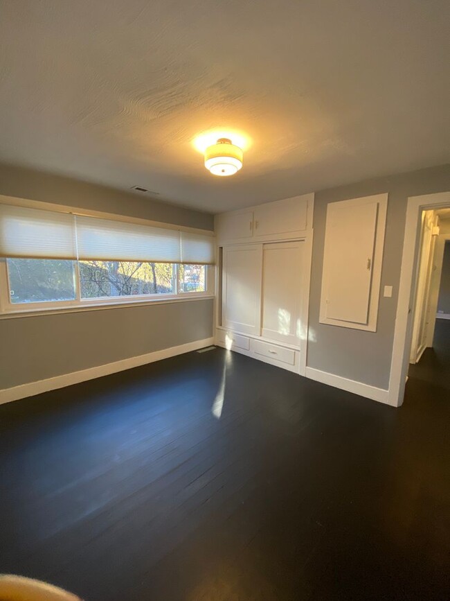 Building Photo - Single level charmer in SE Bend!