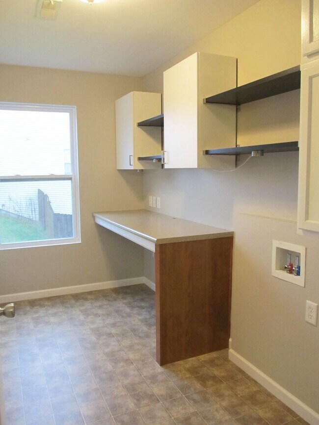 Building Photo - Beautiful 4 bedroom, 3.5 Bath Home