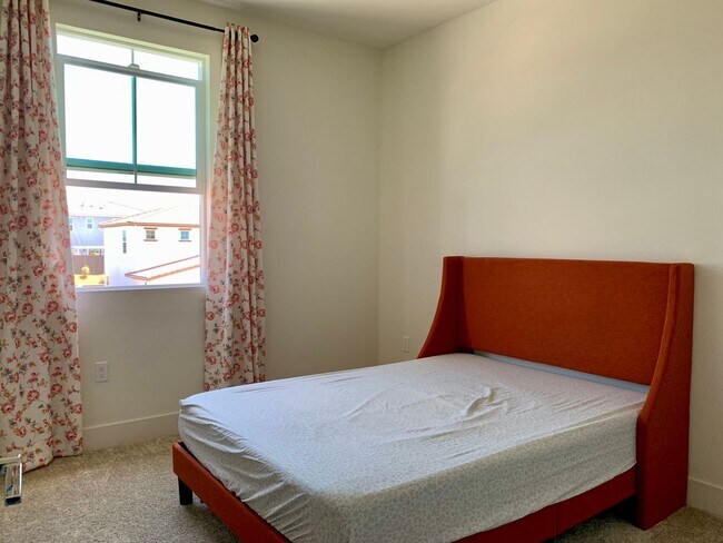 Building Photo - 4 Bedroom Home in Hollister with 3 Full Bathrooms and Central A/C