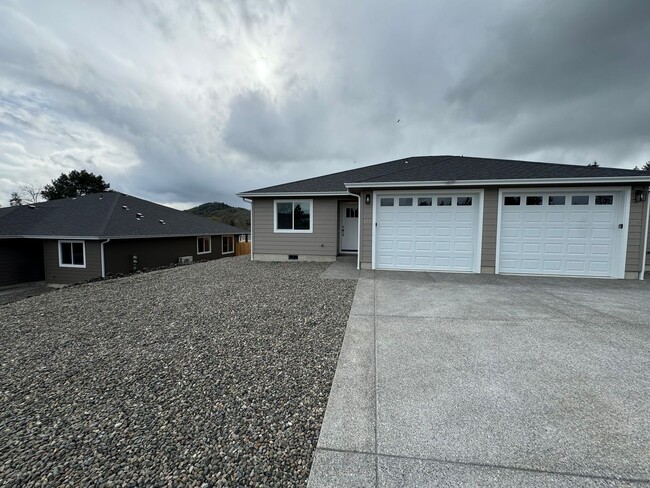 Building Photo - Brand new Green area 3 Bedroom 2 Bath Dupl...