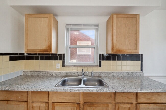 Building Photo - 3 Bedroom 1 Bath $1200