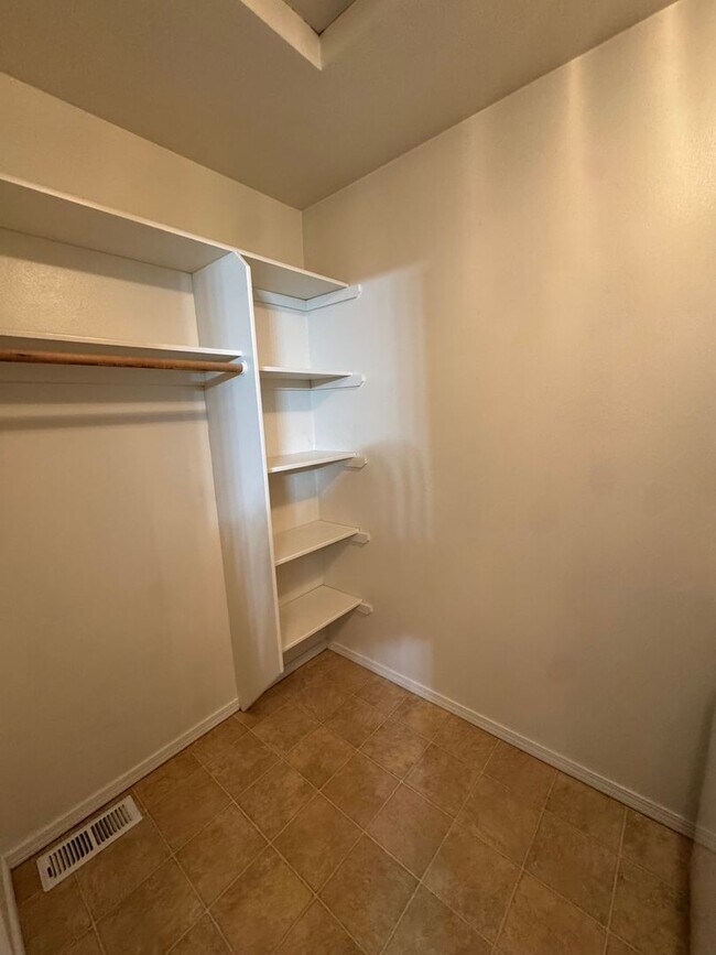 Building Photo - 100 Burton St