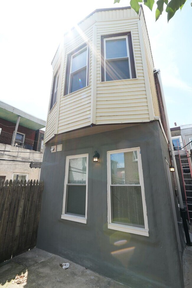 Building Photo - 1709 Moore St