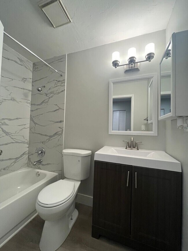 Building Photo - 2 br, 1 bath House - 902 E TIFFANY DR #3