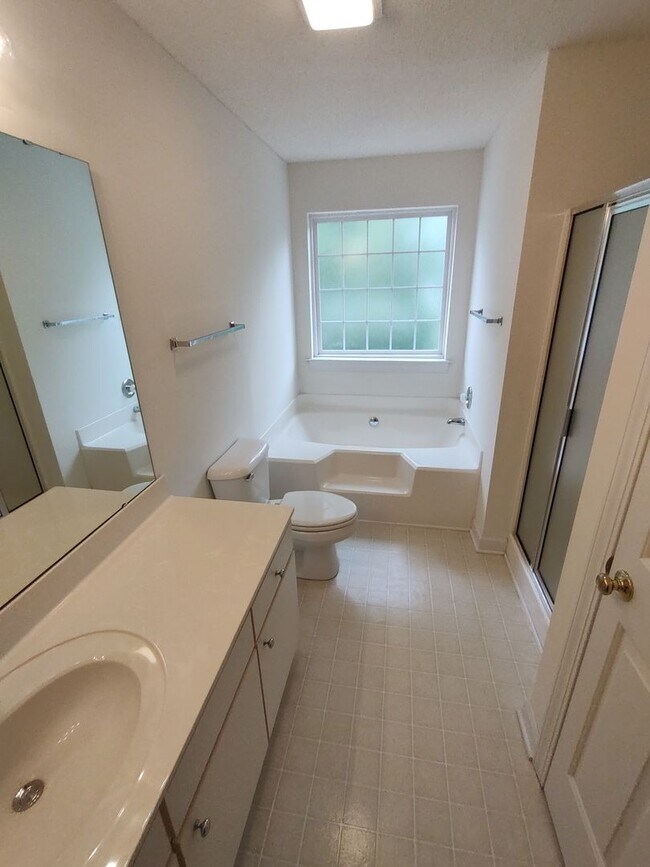 Building Photo - NEWLY RENOVATED 4 Bed/2 Bath with Communit...