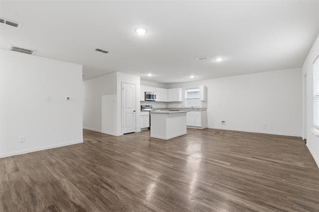 Building Photo - 104 Holiday Dr