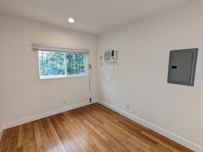 Building Photo - 1010 Wilton Pl