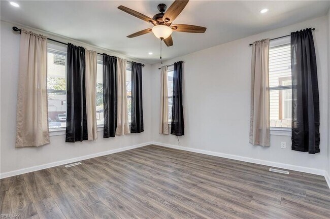 Building Photo - 1914 King St