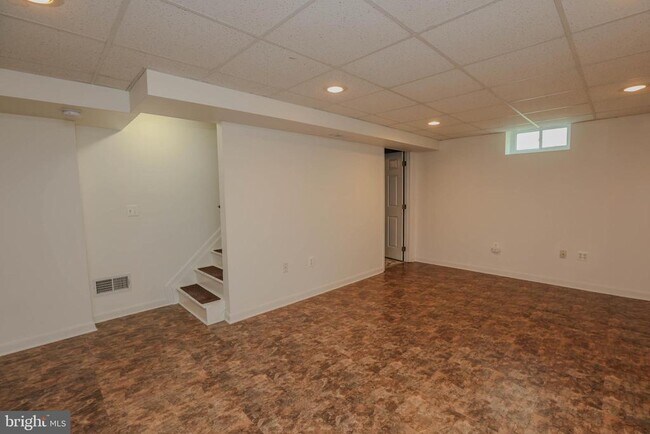 Building Photo - 359 Point to Point Rd