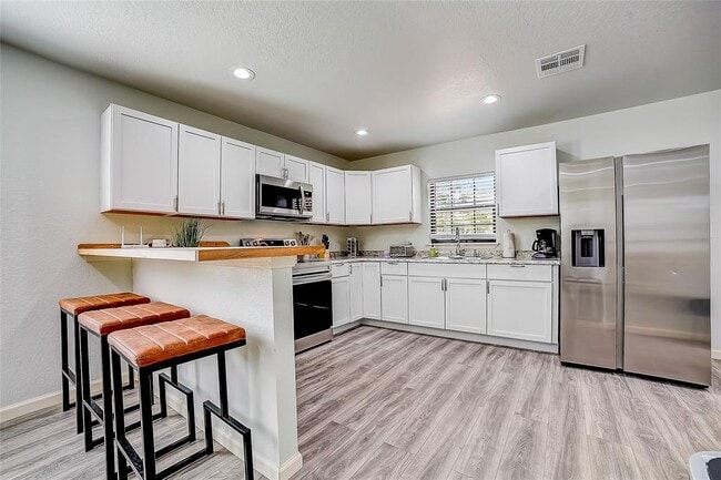 Building Photo - 1374 Forest View Dr