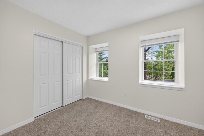 Building Photo - 599 E Graham Pl