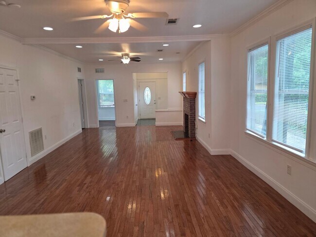 Building Photo - 3 Bedroom 3 Bath