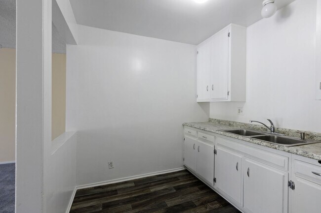 Building Photo - 8421 Lindley Ave