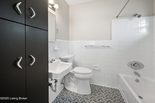 Building Photo - 2220 Heather Ln