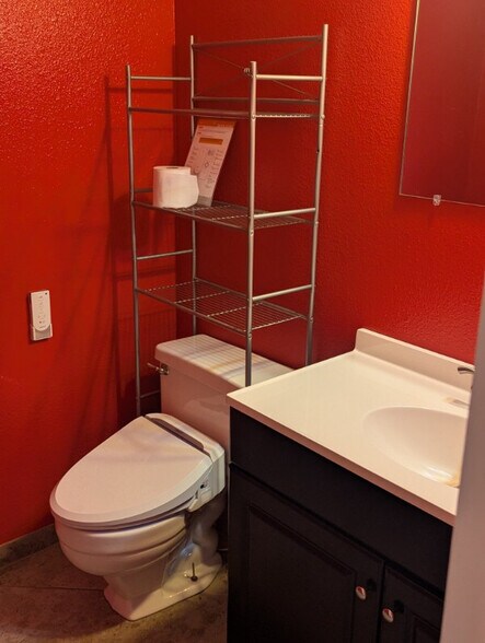 Building Photo - 1530 Chester Square