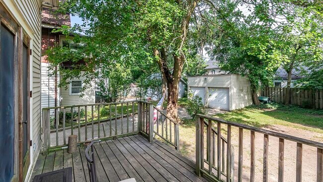 Building Photo - 823 Dewey Ave