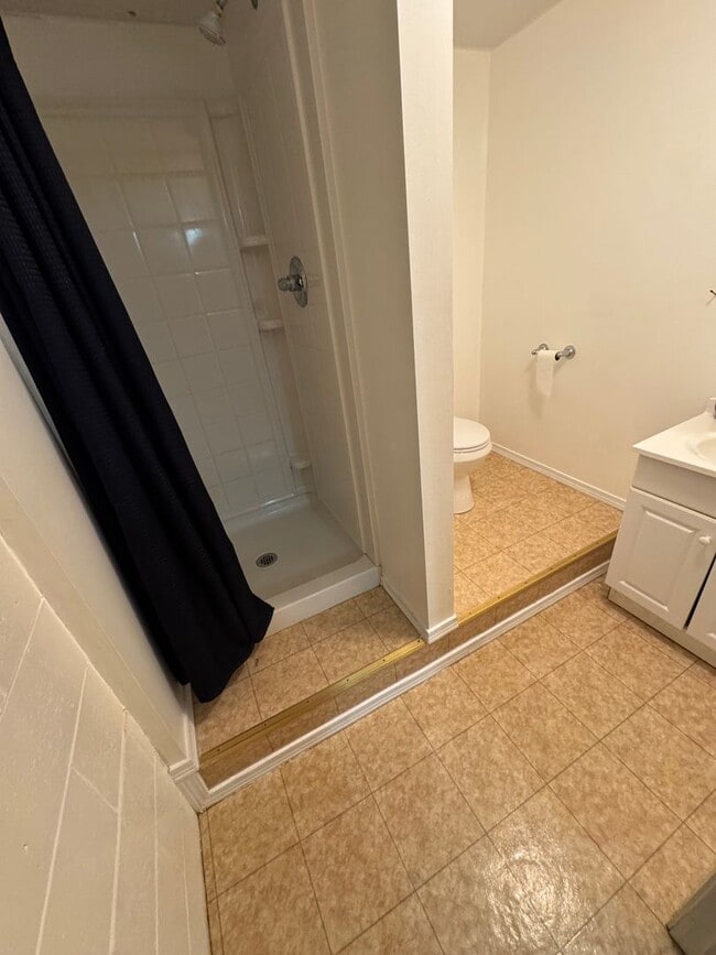 Building Photo - Large 4 bedroom 4 bath 2 Car Garage in mid...