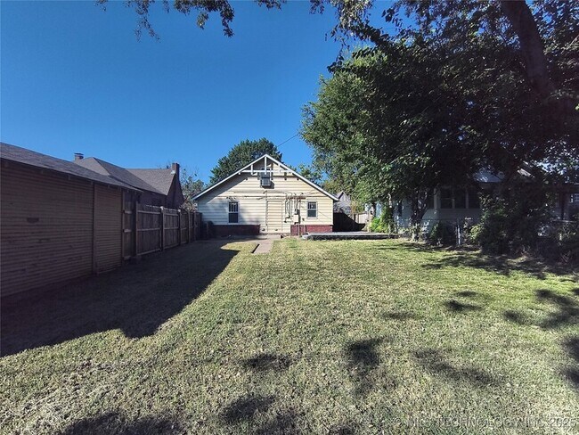 Building Photo - 2124 E 17th Pl