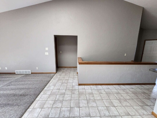 Building Photo - Large Side by Side Townhouse Greenville