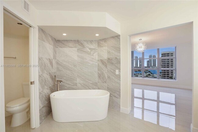 Building Photo - 3500 Mystic Pointe Dr