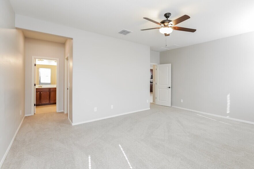 Building Photo - 16636 W Jenan Dr