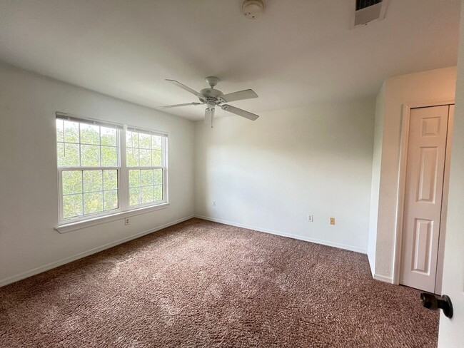 Building Photo - Awesome apartment at Cypress fairway!