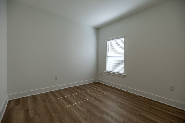 Building Photo - Stunning 5 Bedroom Home in Fairhope, AL! Spacious, Modern, and Move-In Ready!