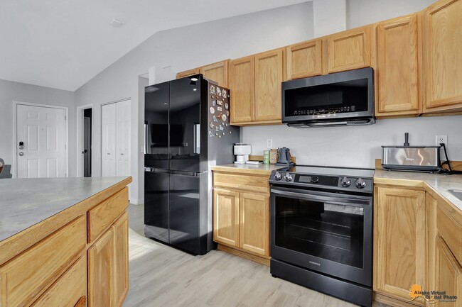 Building Photo - Fully Furnished Three Bedroom Executive Re...