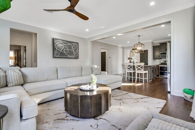 Building Photo - 647 Sire Ave