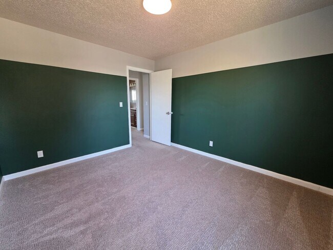 Building Photo - Beautiful 4 Bed, 2 Bath Home In The Heart Of Colorado Springs!!!